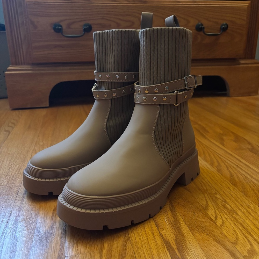Dream Pairs Brown Ankle Boots with Chunky Sole — Never Worn